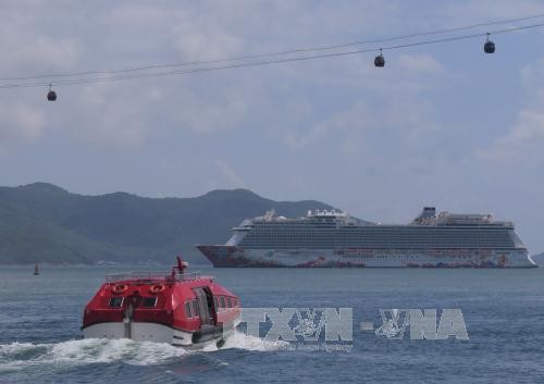 Kreuzfahrtschiff mit 2000 Passagiere besucht Nha Trang-Bucht - ảnh 1
